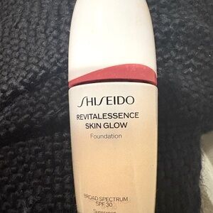 Shiseido Revitalessence Skincare glow foundation SPD 30